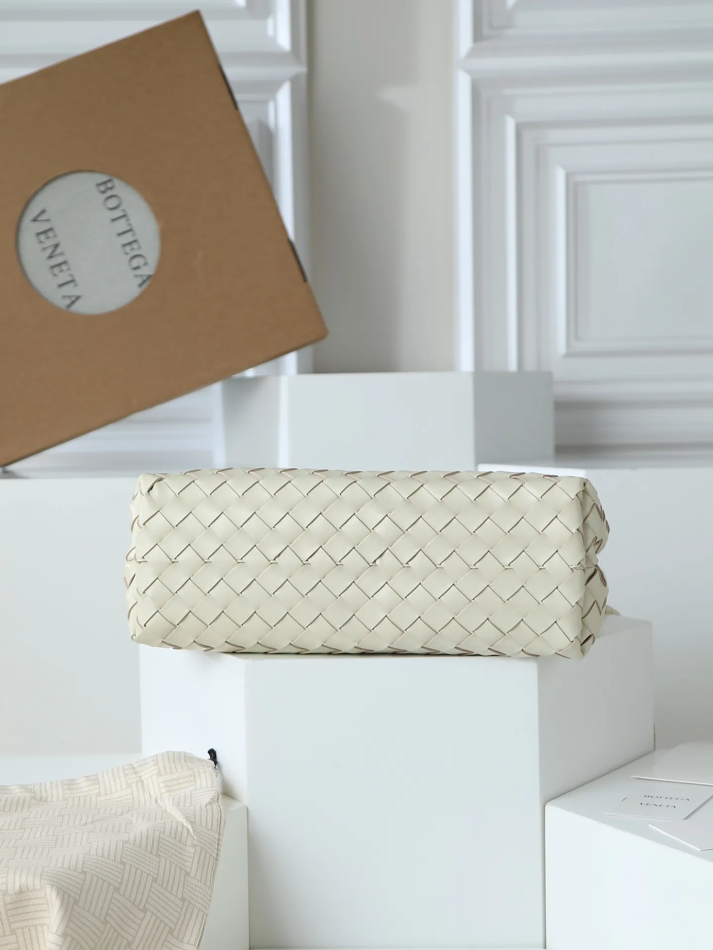 1550. Andiamo is shipping‼ ️Really popular🔥The new Andiamo woven handbag launched by Bottega Veneta this season is really popular all over the world! ! Celebrities at home and abroad have worn it, and Oscar-winning actress Michelle Yeoh has taken it out on the street. Song Jia, Trai Yala, Yu Feihong, Sanji Ayaka, Rosie Hunting-Whiteley, Yoshioka Riho, etc. have all worn this bag. It is classic and versatile and shows off your temperament, and the bag capacity is also large, which is very convenient for daily commuting! ! A variety of carrying methods, the shoulder straps can be adjusted by yourself, the original lambskin feels soft and delicate, and the unisex style breaks gender boundaries and brings a more practical and longer-lasting use experience. Andiamo, which has both elegant and casual styles, perfectly interprets the true appearance of "fashionable old money style". Style number: 766016 Size: 32*24*12